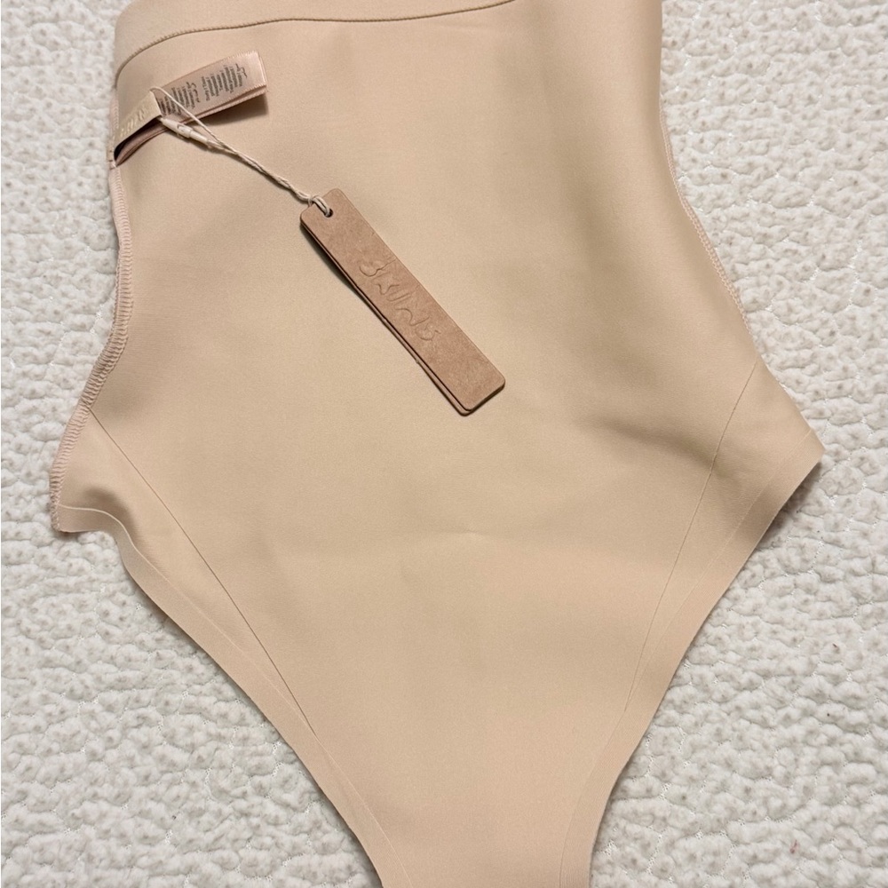 SKIMS Sculpt High-Waist Thong ULTRA STRONG support. SAND - Picture 4 of 14